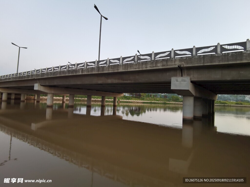 桥梁横跨水面景象