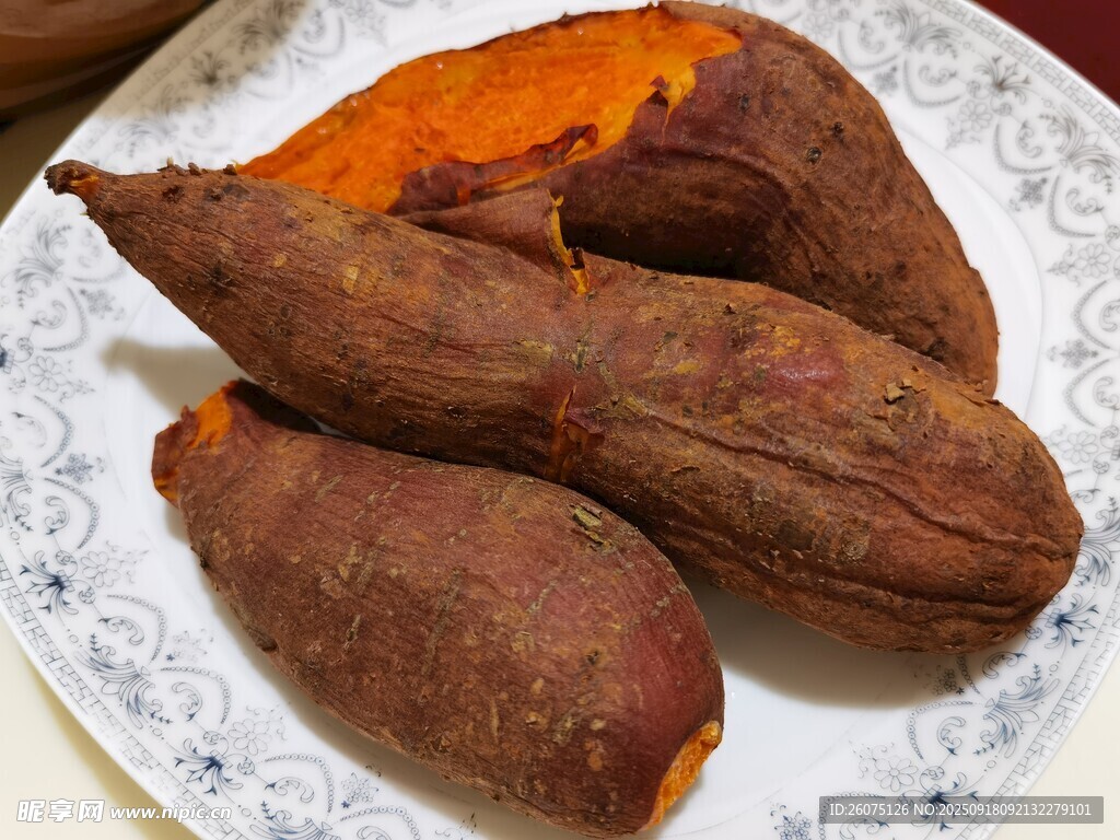 白盘上的香甜烤红薯