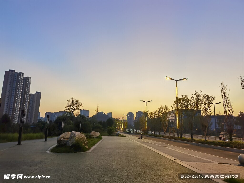 城市黄昏时的街道风景