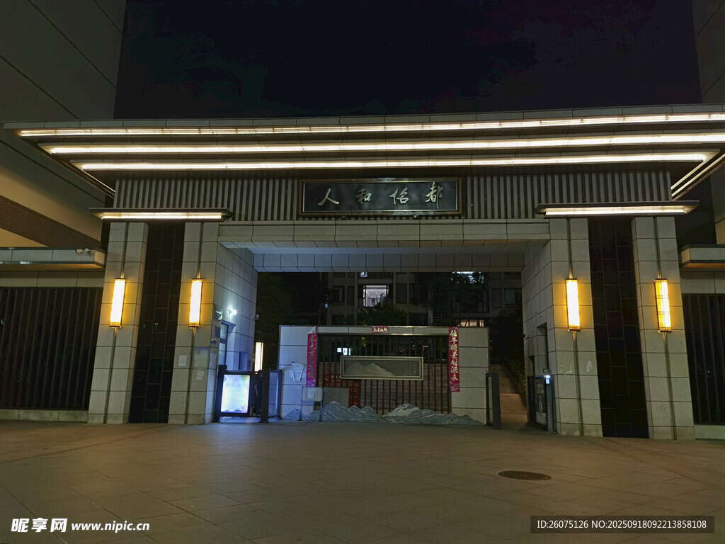 夜晚的宏伟建筑大门