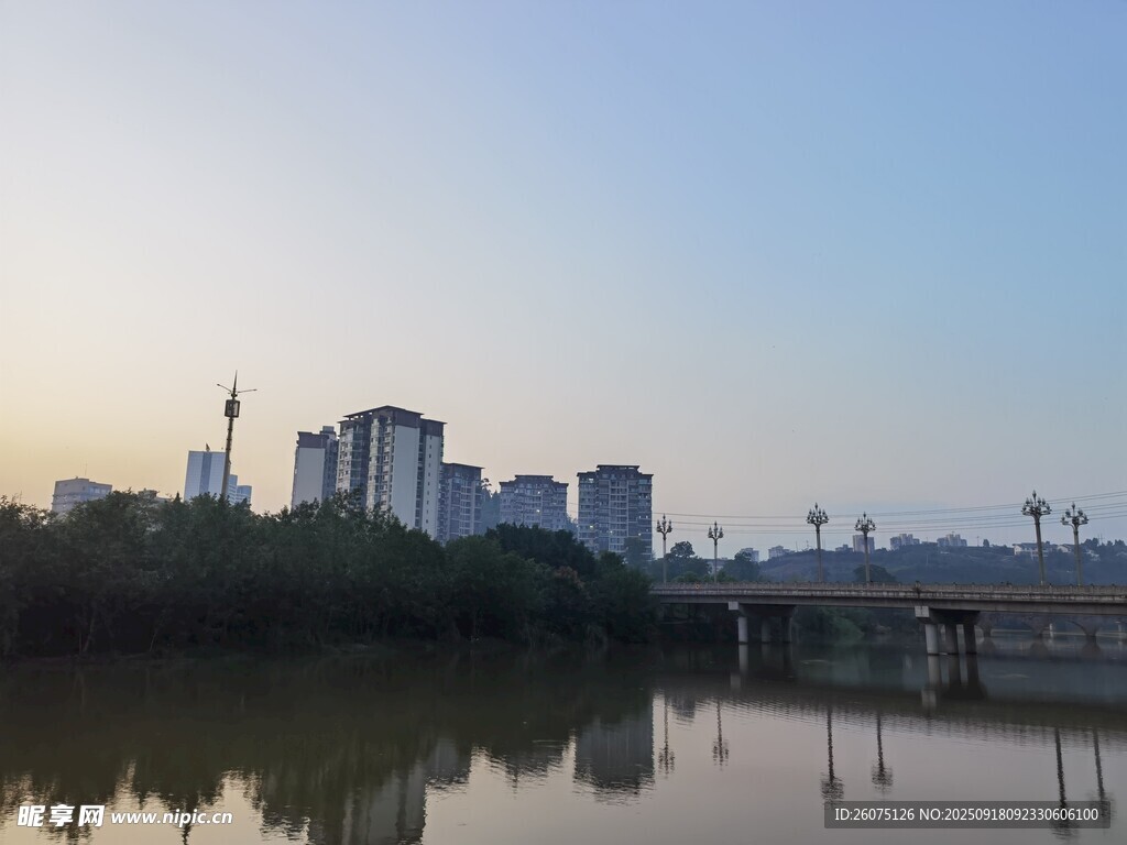 河畔城市风光静谧美好