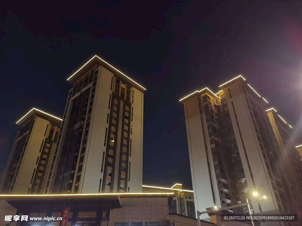 城市夜景中的高楼大厦