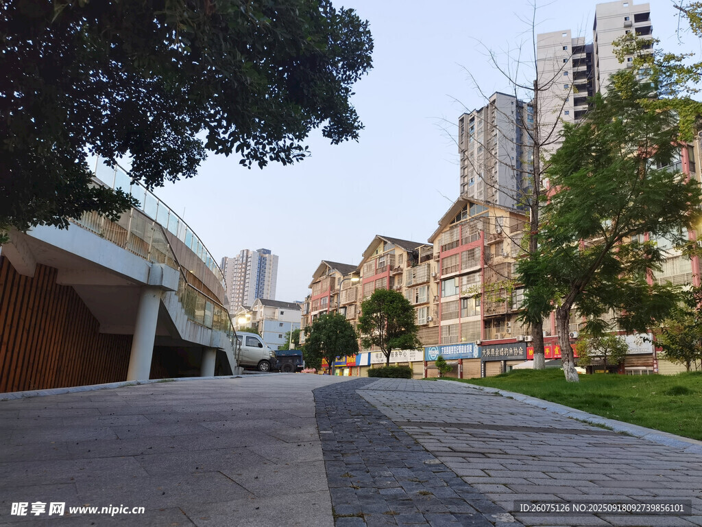 城市中静谧的街道与建筑
