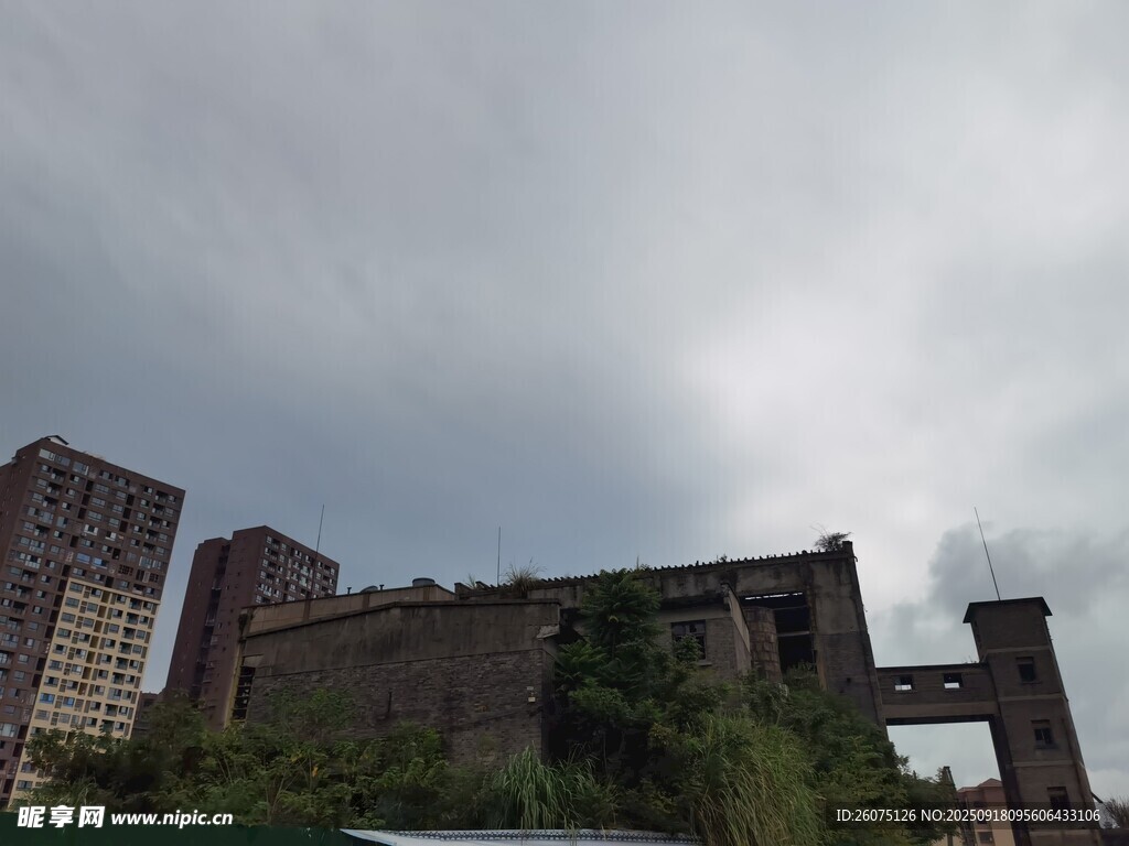 古老建筑与现代高楼并存