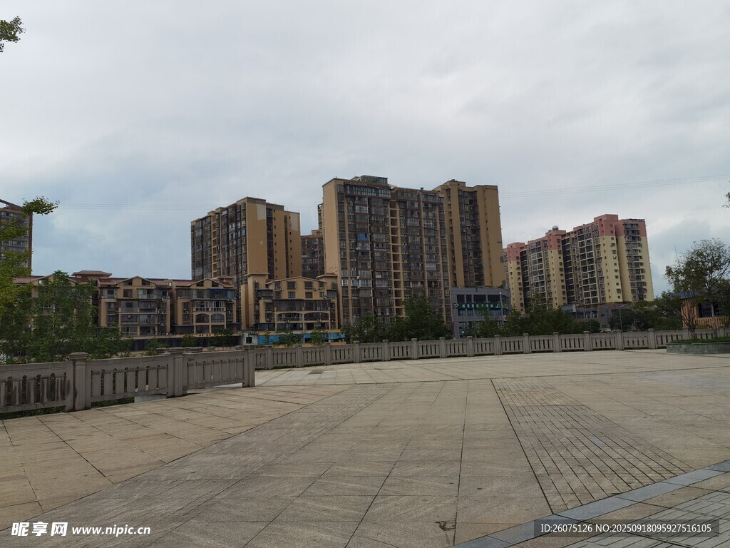 城市广场旁的高层住宅区