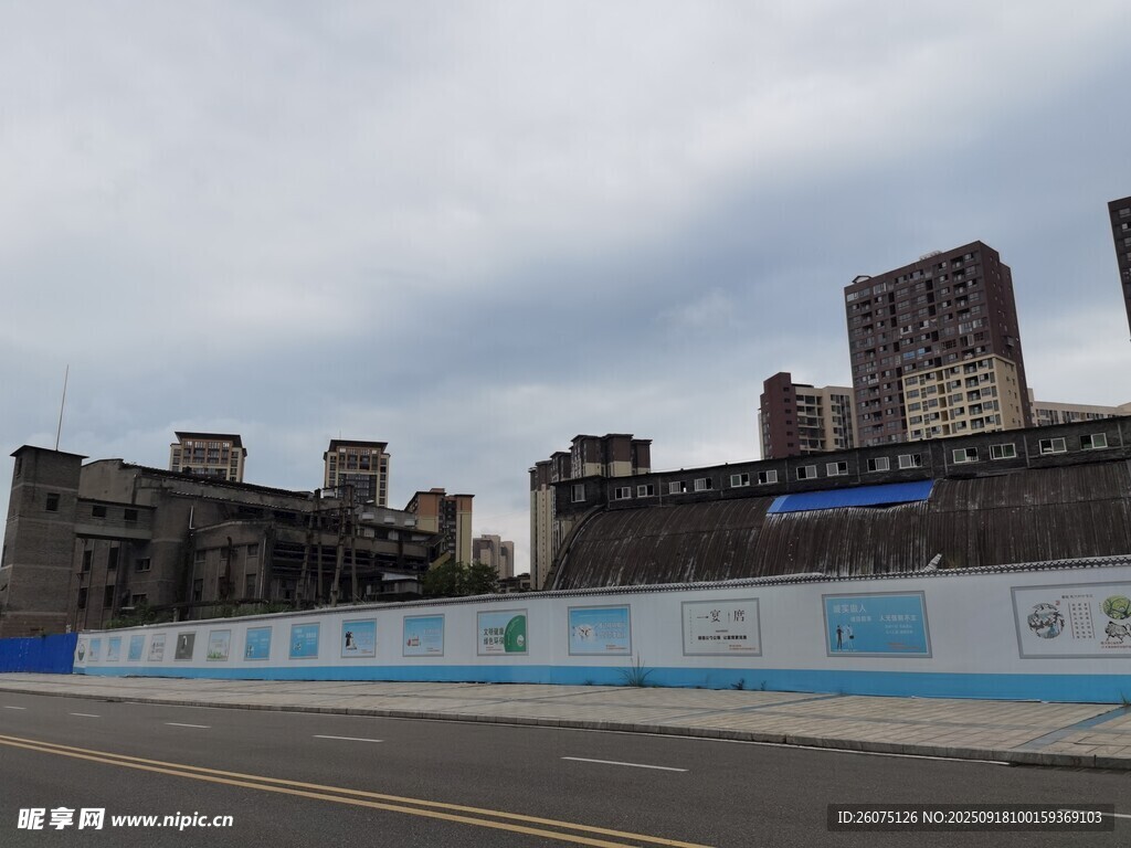 城市道路旁的建筑施工场景