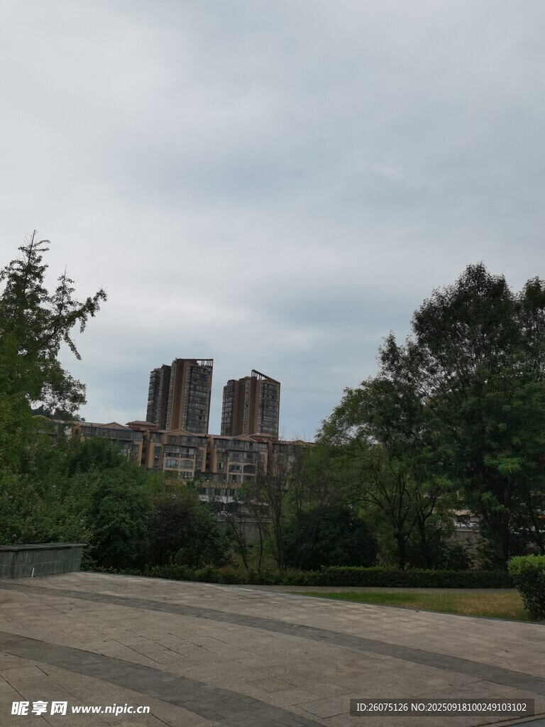 古老建筑与周边绿树景观