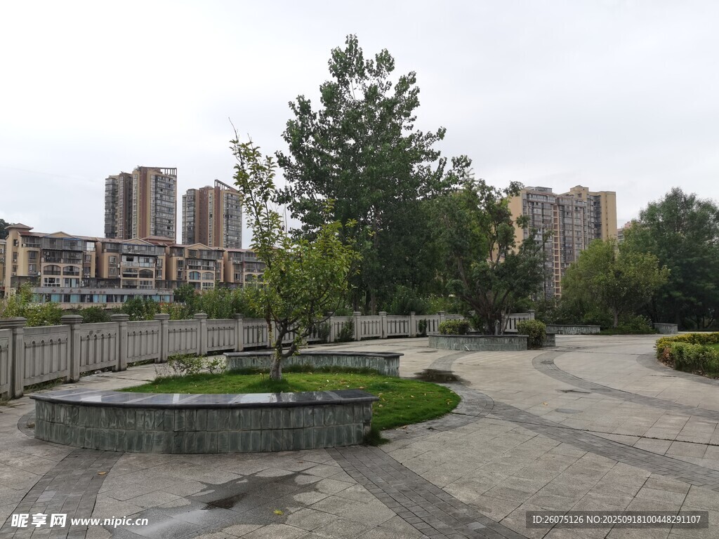城市中的静谧广场景观