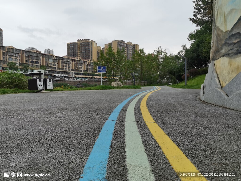 彩色标线的城市道路景观