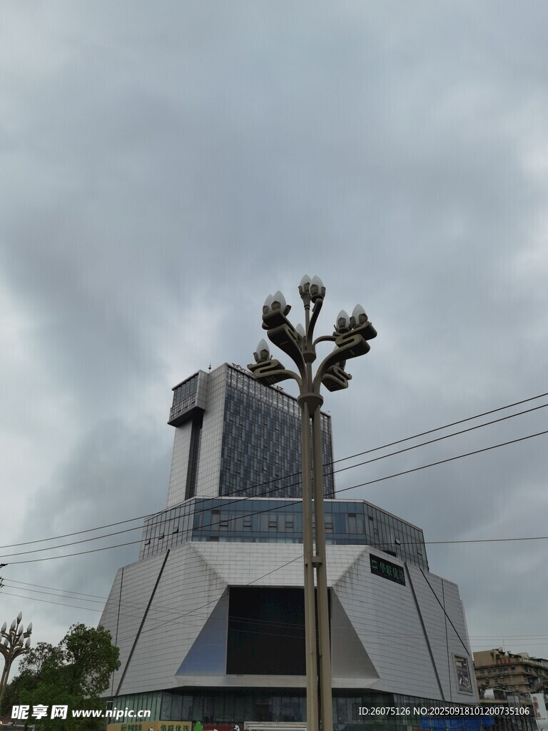 现代独特建筑与路灯景观