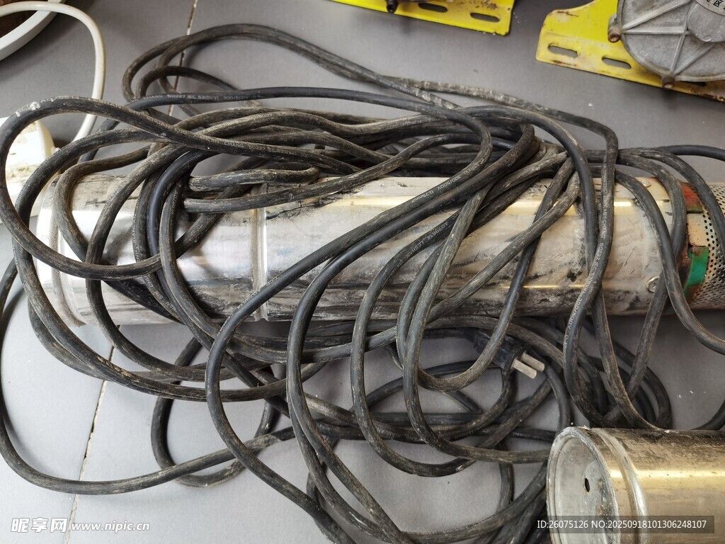 杂乱缠绕的多根电线电缆