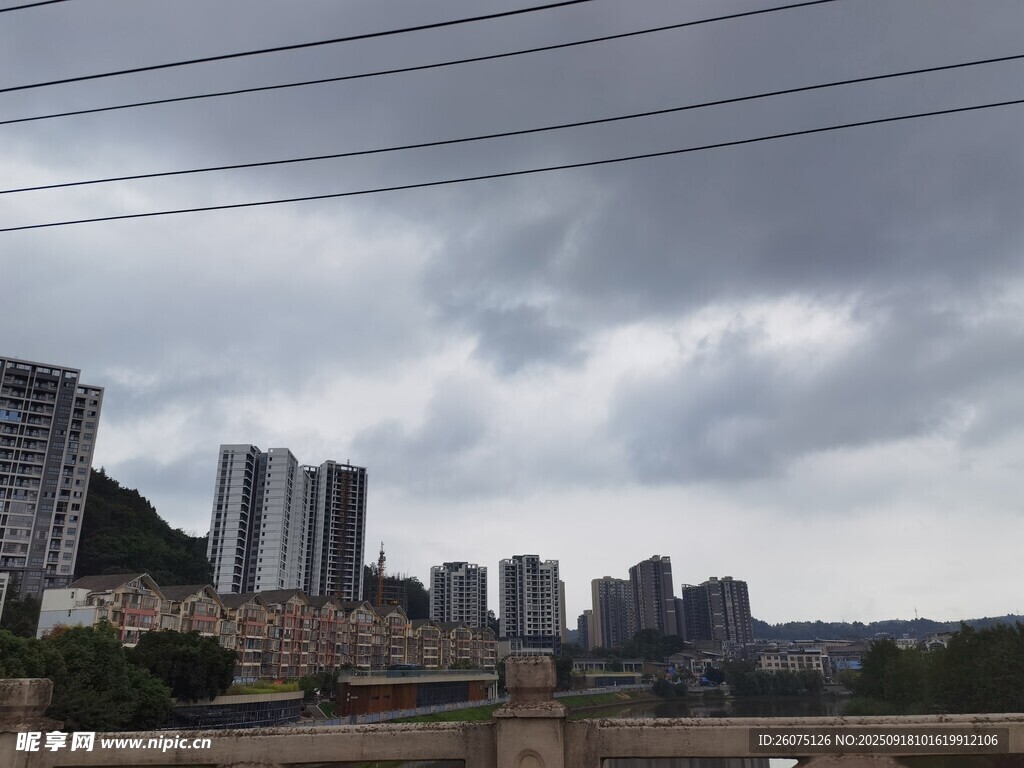 阴天城市高楼景观