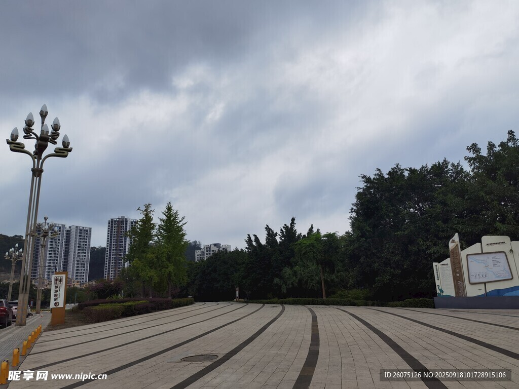 空旷道路与周边景致