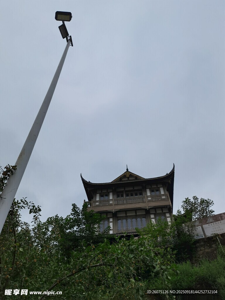 古建旁的高空作业设备