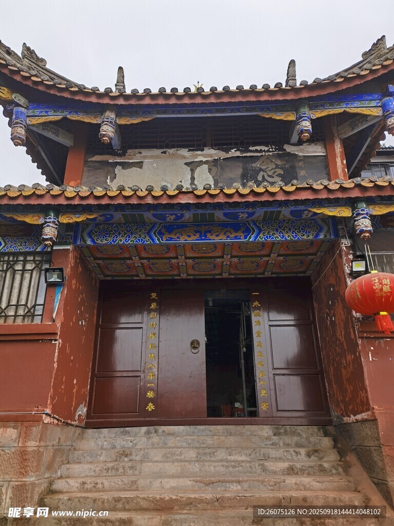 中式古建筑庙宇大门