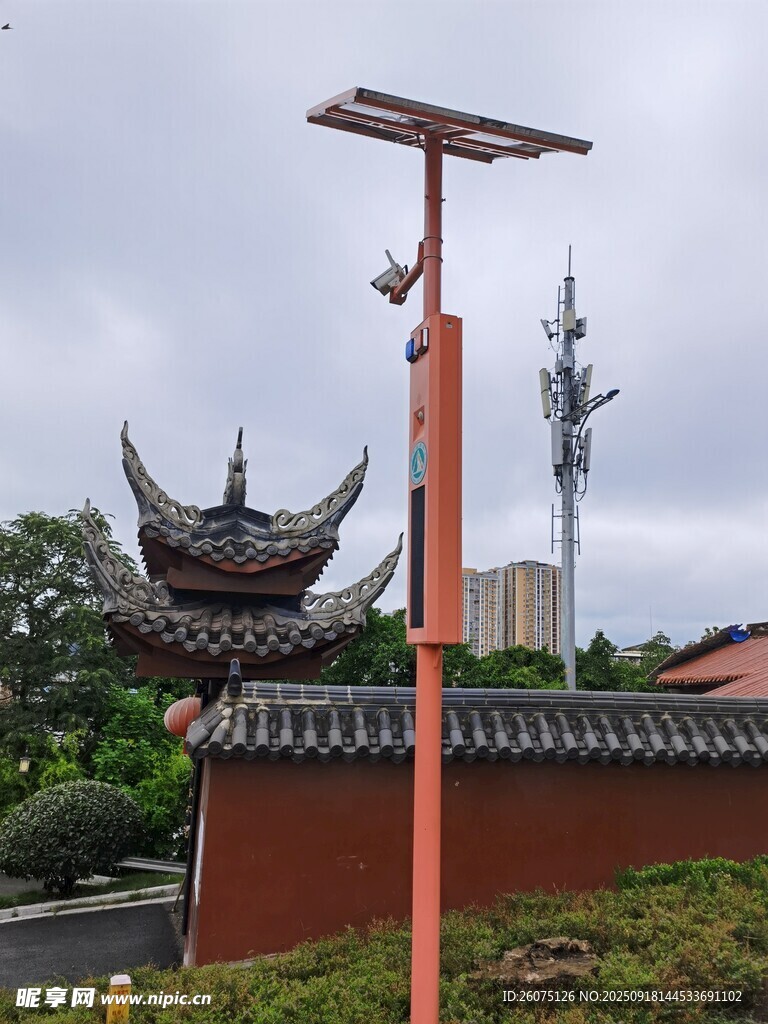 中式建筑旁的太阳能路灯