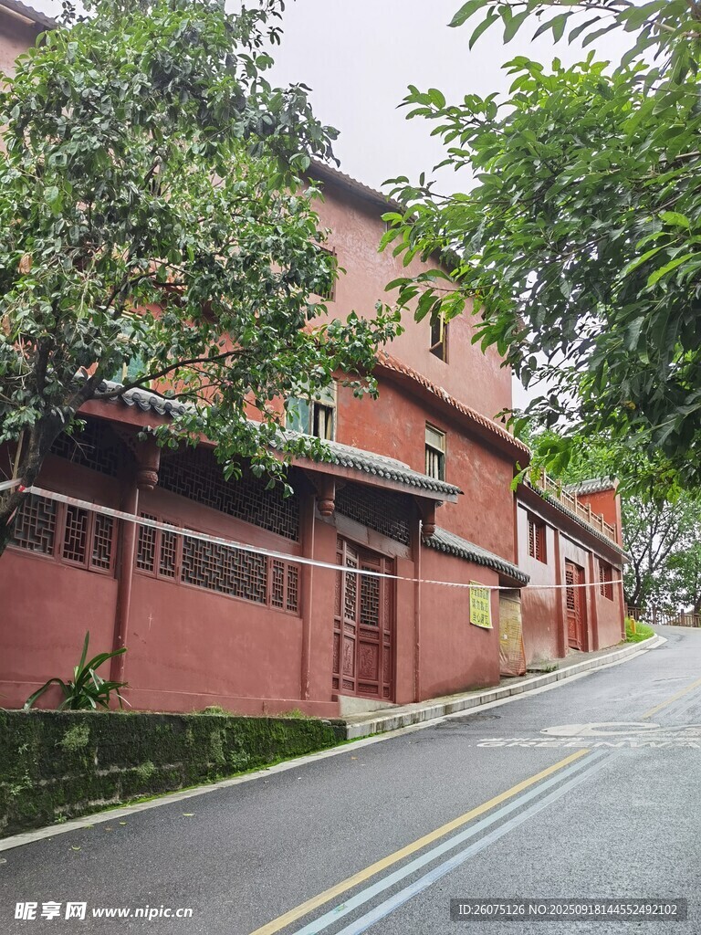 红砖建筑旁的幽静道路