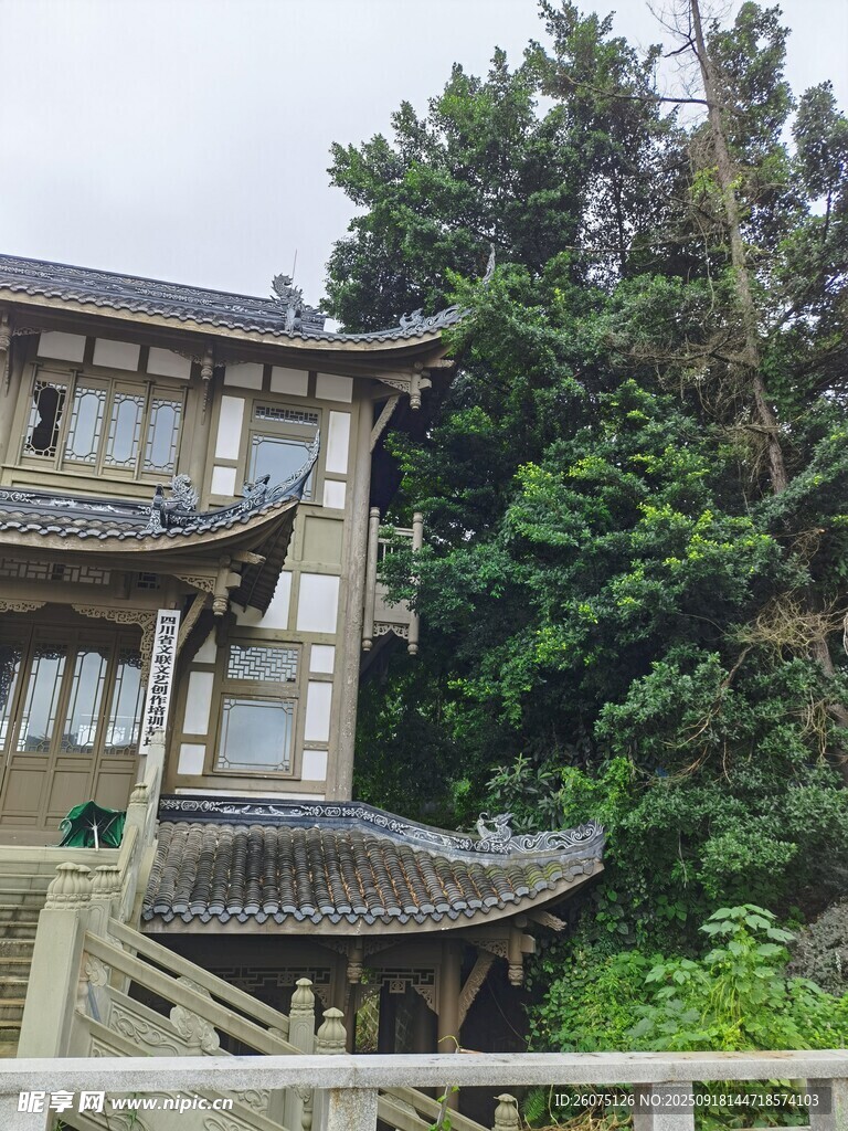 中式古建筑绿植环绕之景