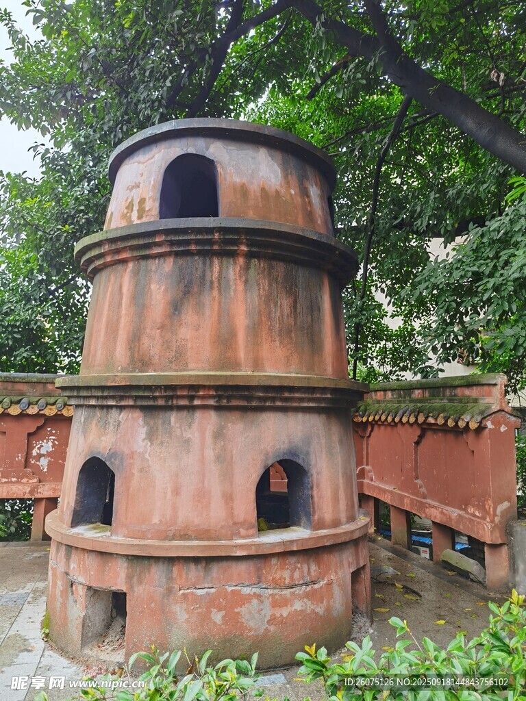 古老多层砖砌塔建筑景观