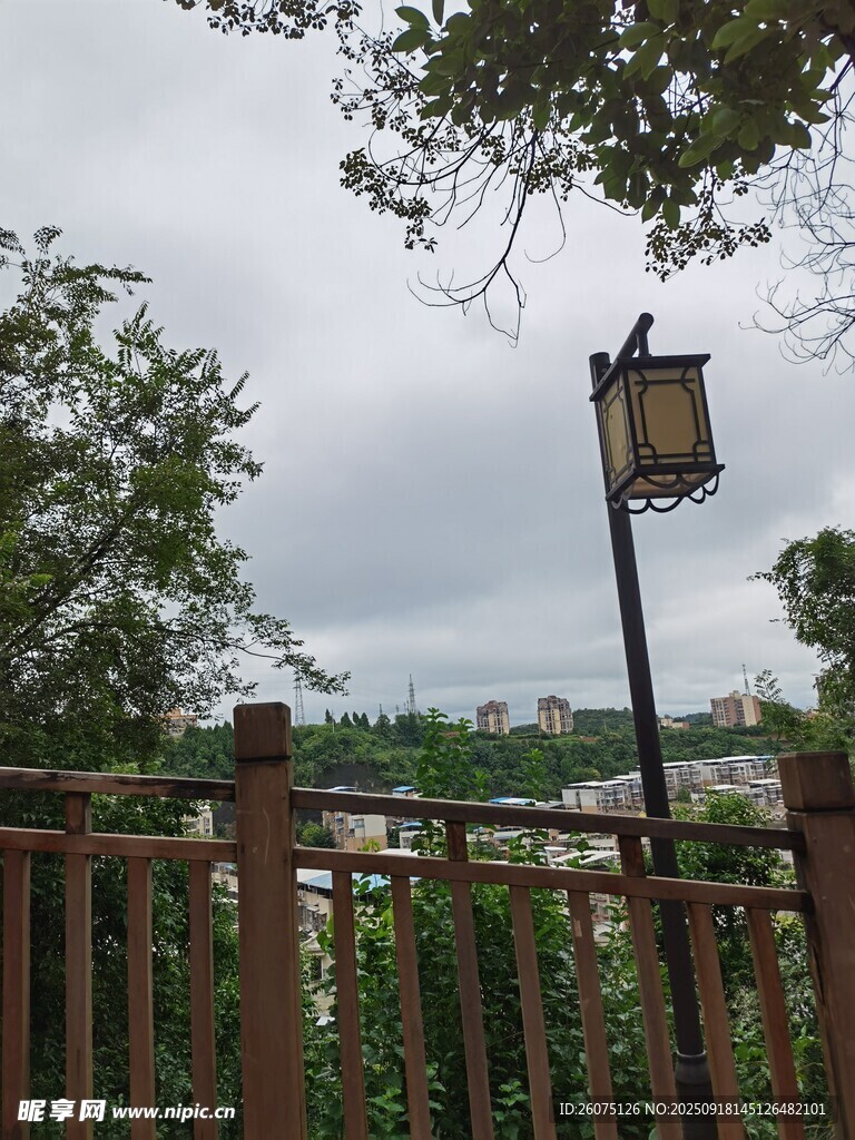 户外观景台的静谧景致