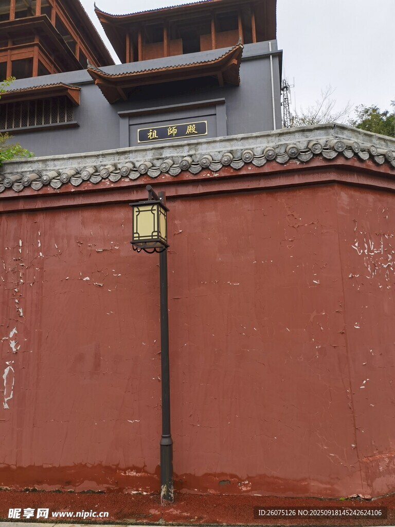 红墙古建筑一角
