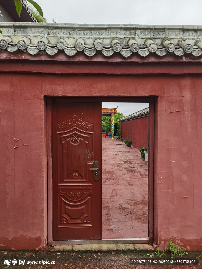 红墙木门的中式庭院景致