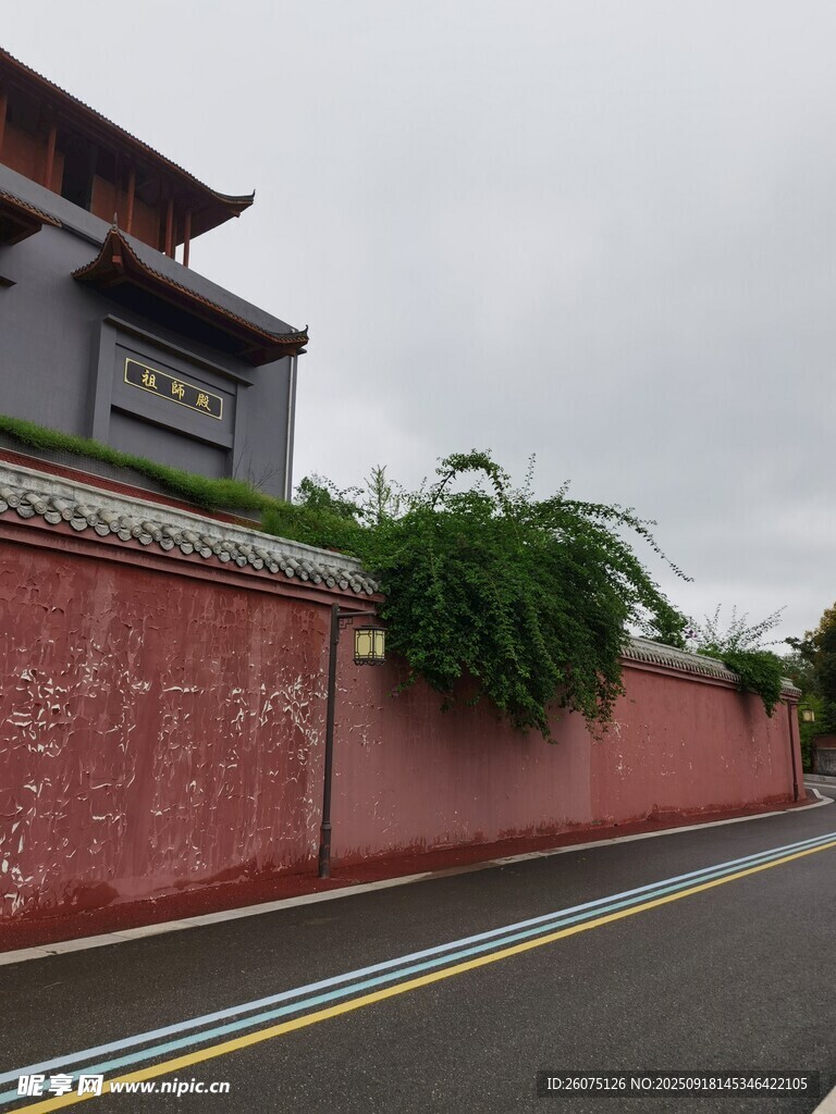 中式红墙建筑旁的道路