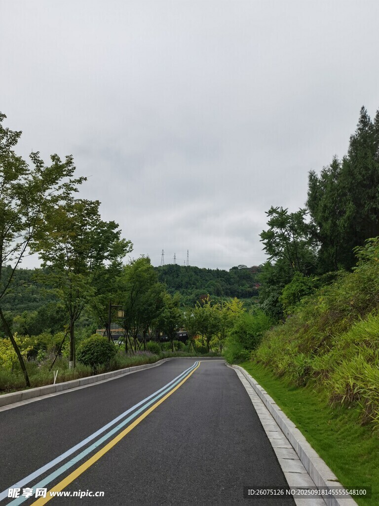 蜿蜒山间公路风景