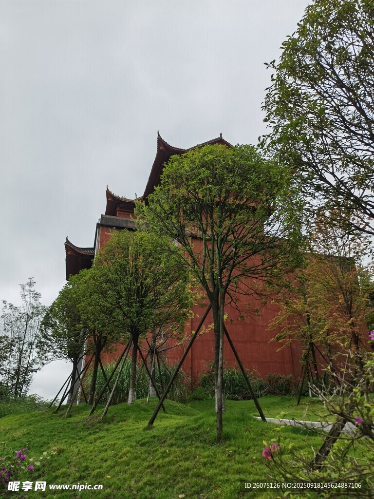 红墙古建隐于葱郁草木间
