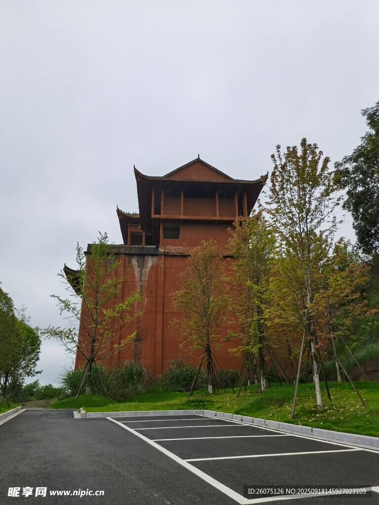 路边古式塔楼绿树环绕