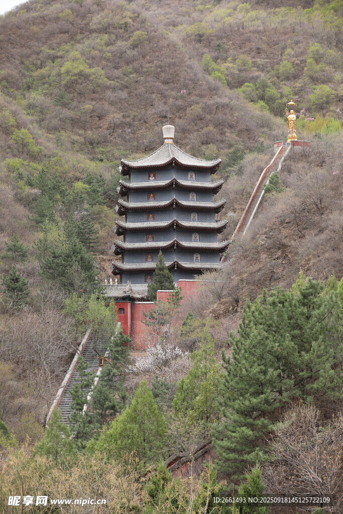 隐于葱郁山林的山间古亭