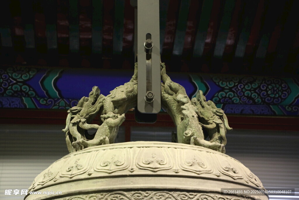 精美青铜钟上的雕刻艺术