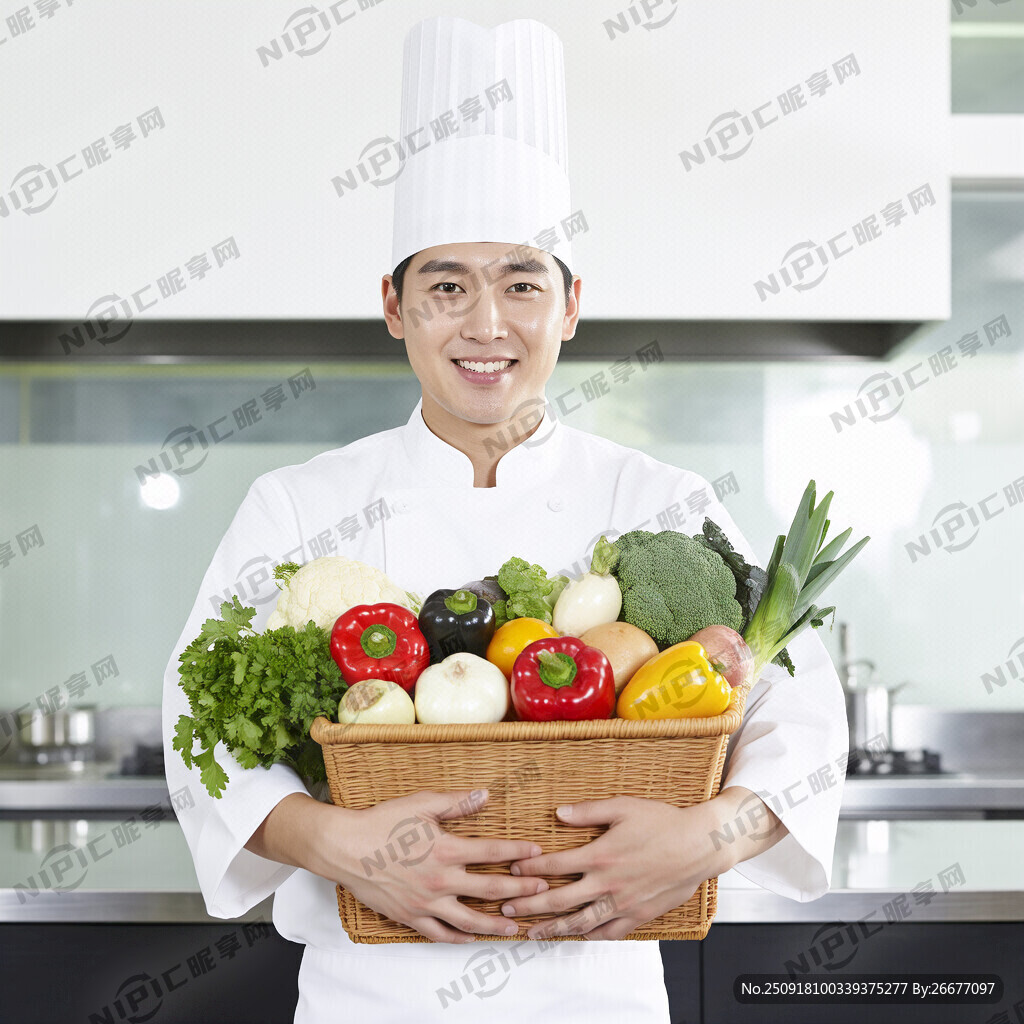 厨师抱着新鲜的食材