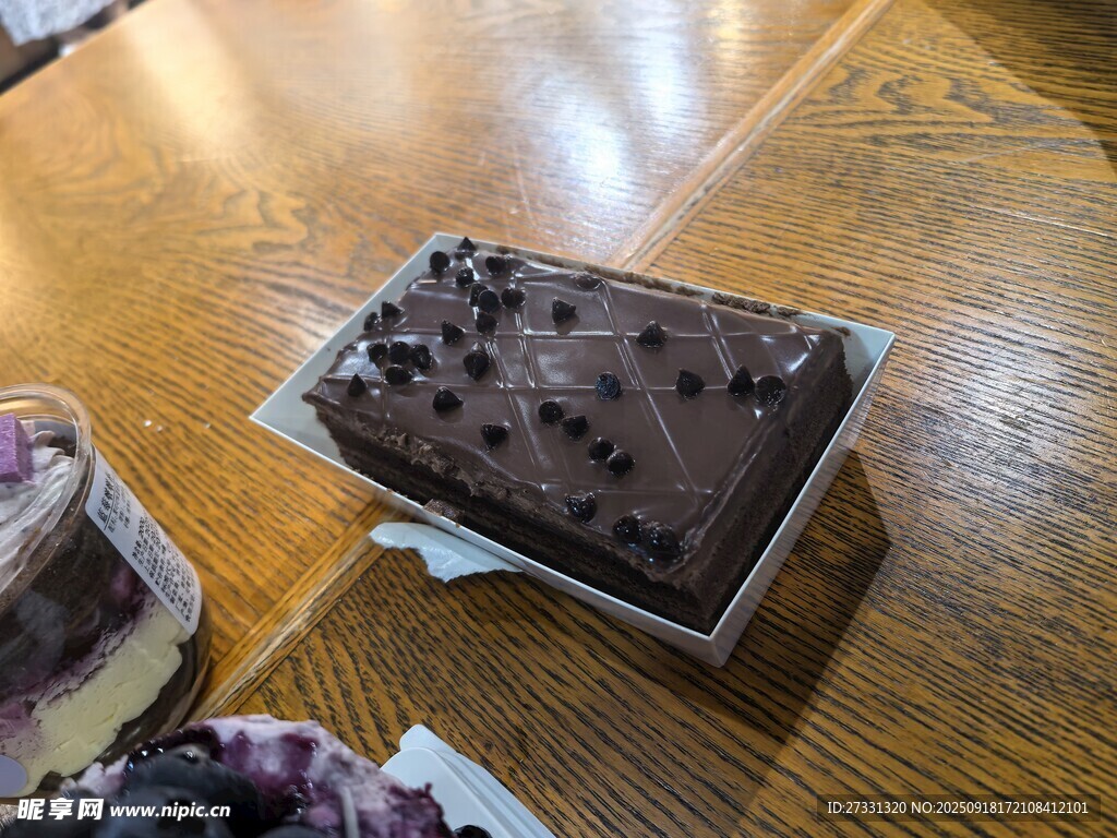 美味巧克力蛋糕摆盘展示