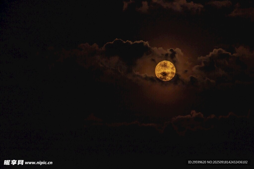 夜空中明亮的黄色月亮