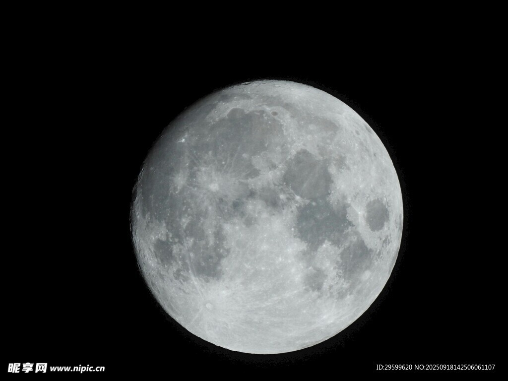 夜空中的皎洁明月