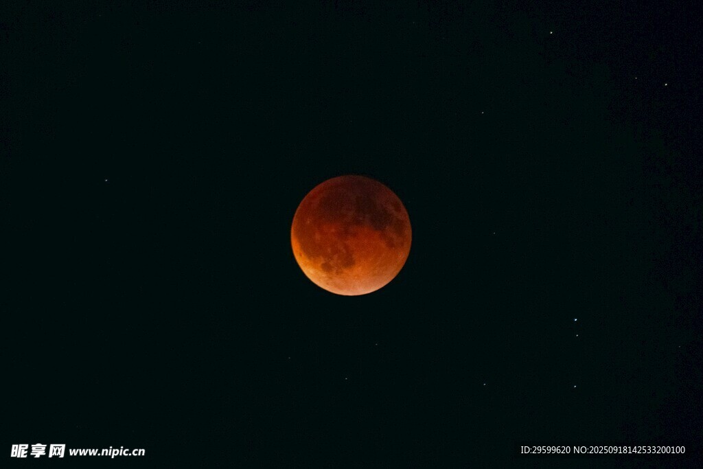 夜空中的红月亮