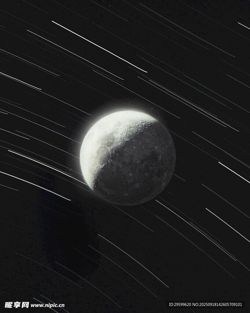 夜空中的朦胧月亮