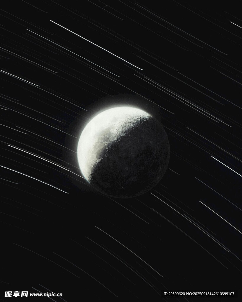 夜空中的月亮与星轨