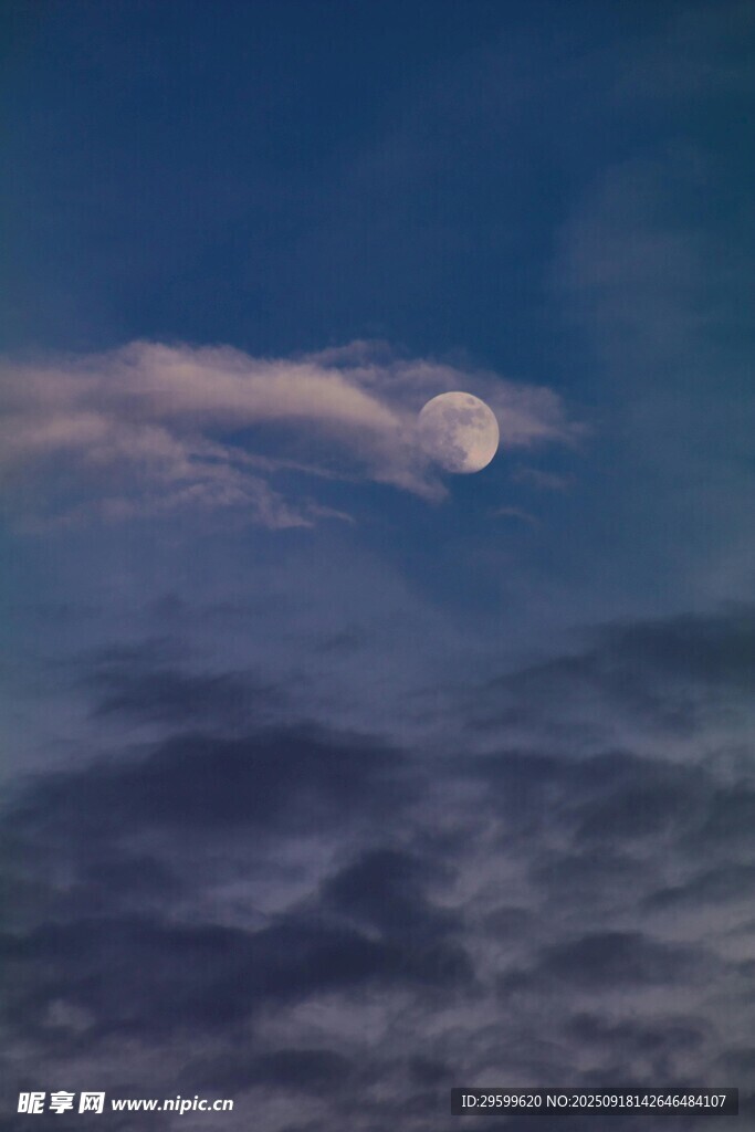 夜空中的朦胧月亮与云彩