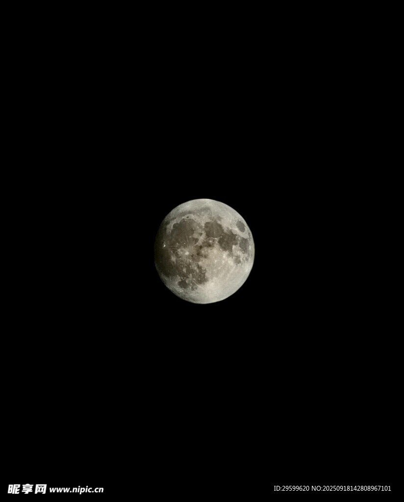 夜空中的明亮满月