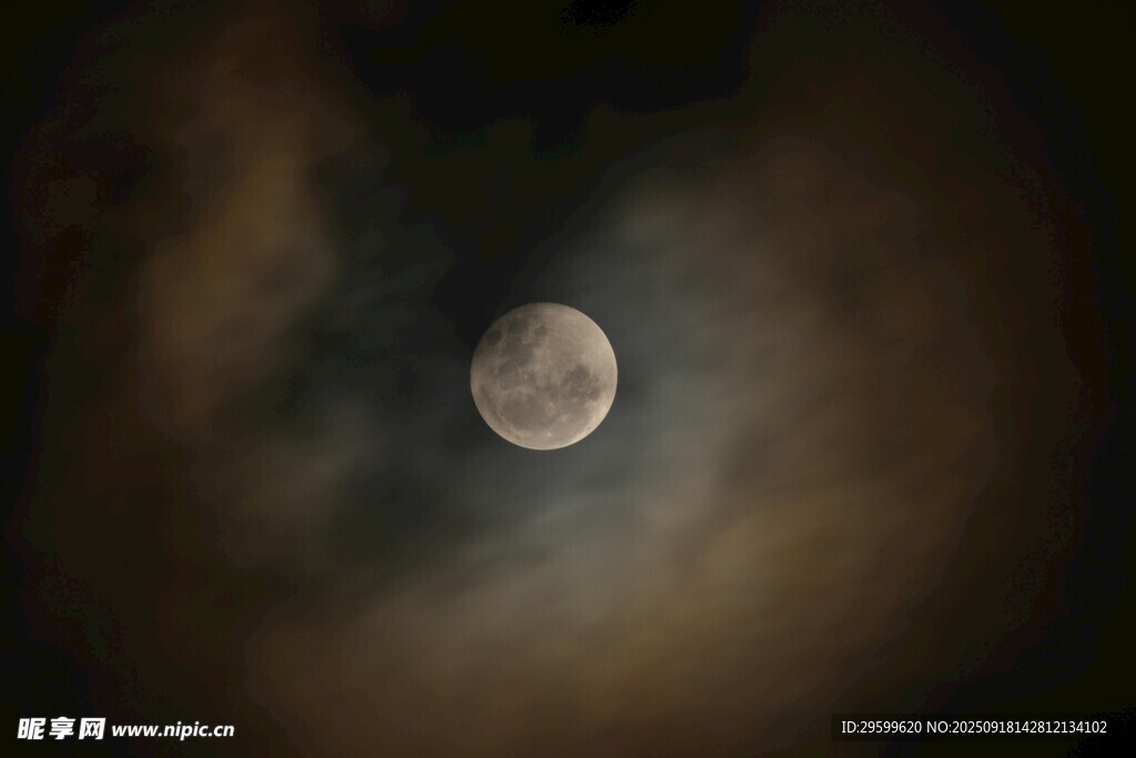 夜空中的朦胧月亮
