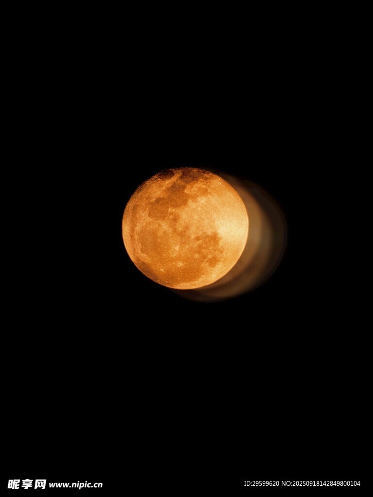 夜空中的橙黄半圆月亮