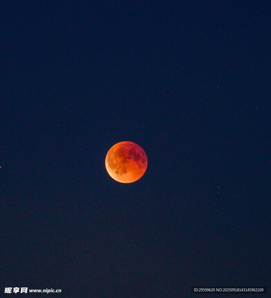 夜空中的红月