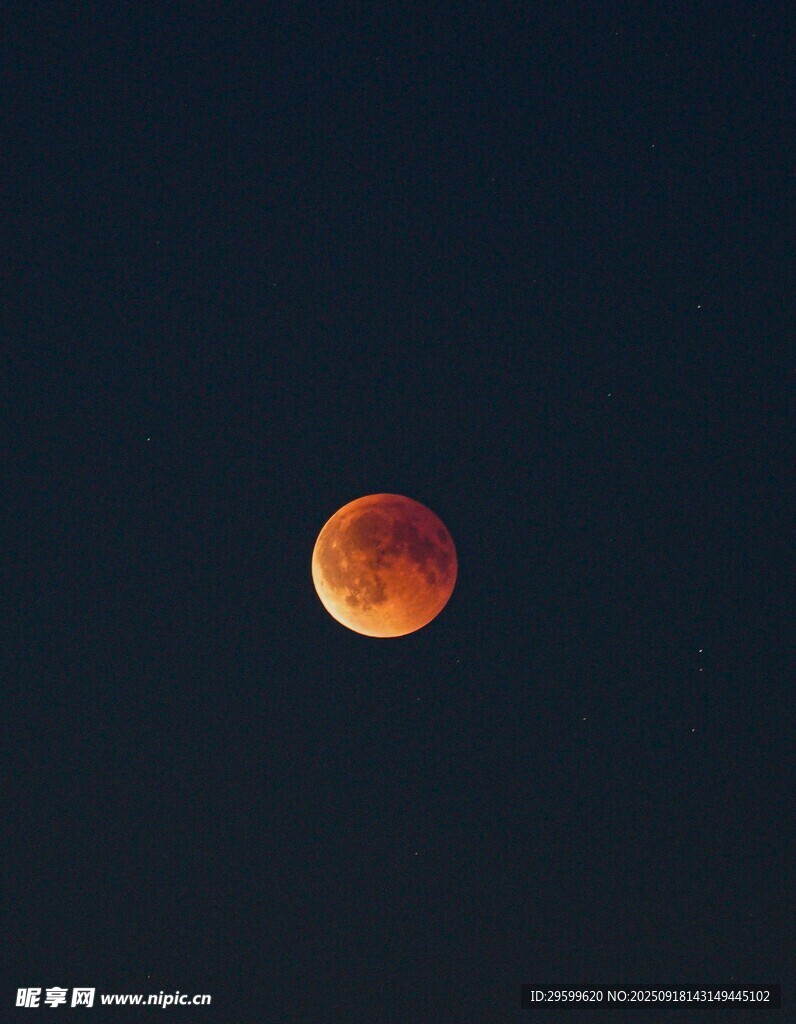 夜空中的红月亮