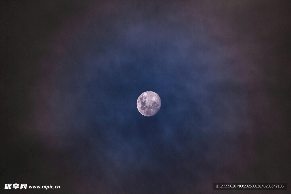 夜空中的朦胧月亮