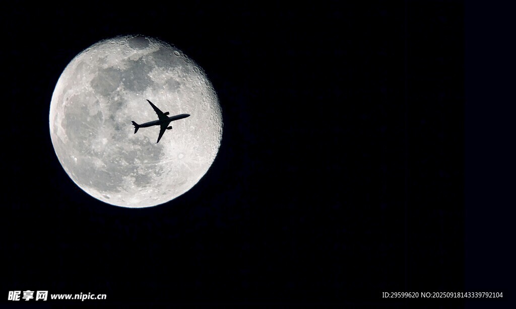 飞机掠过满月夜空