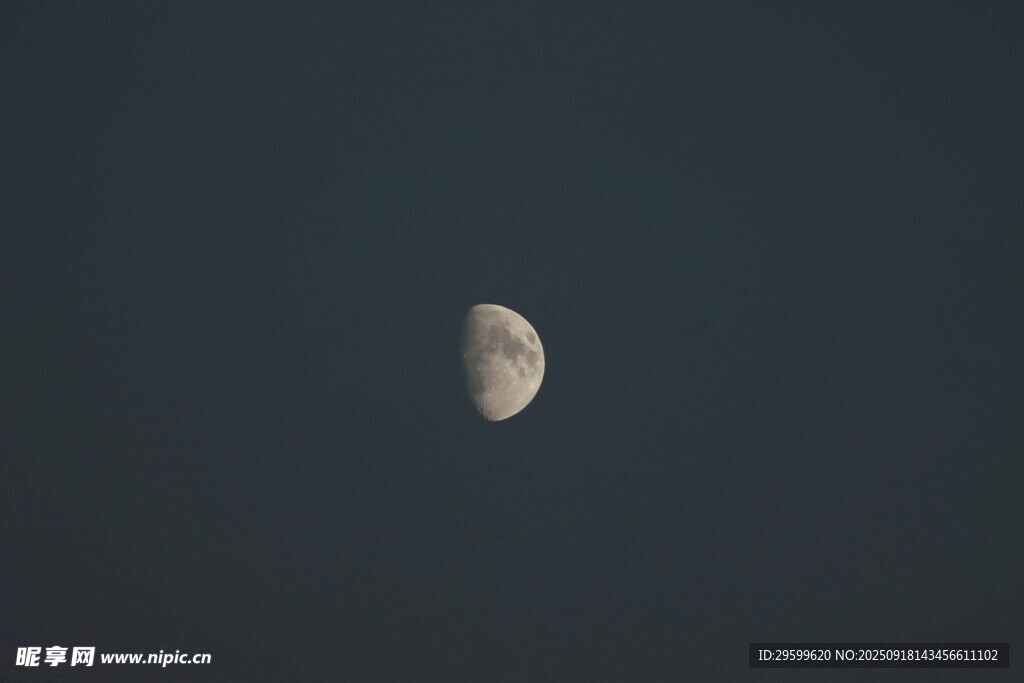夜空中的半月