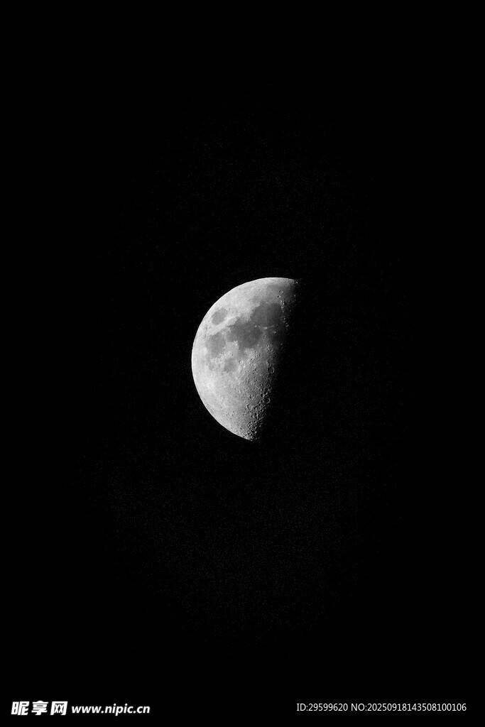 夜空中的半月