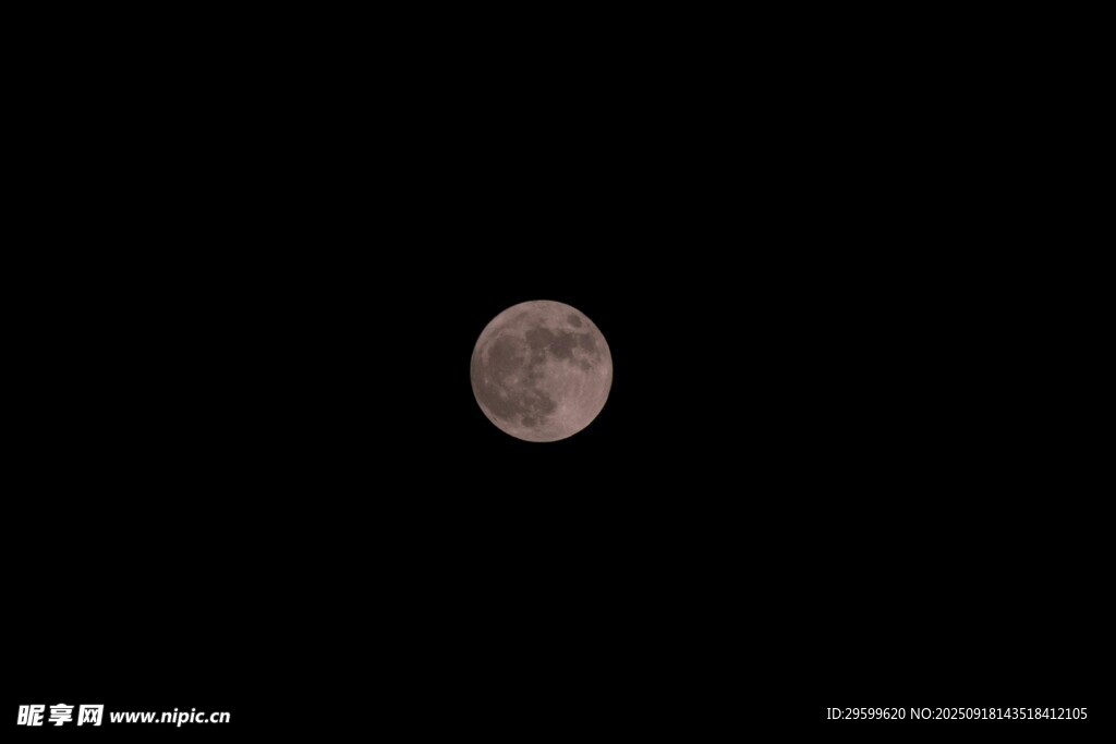 夜空中的孤独月亮